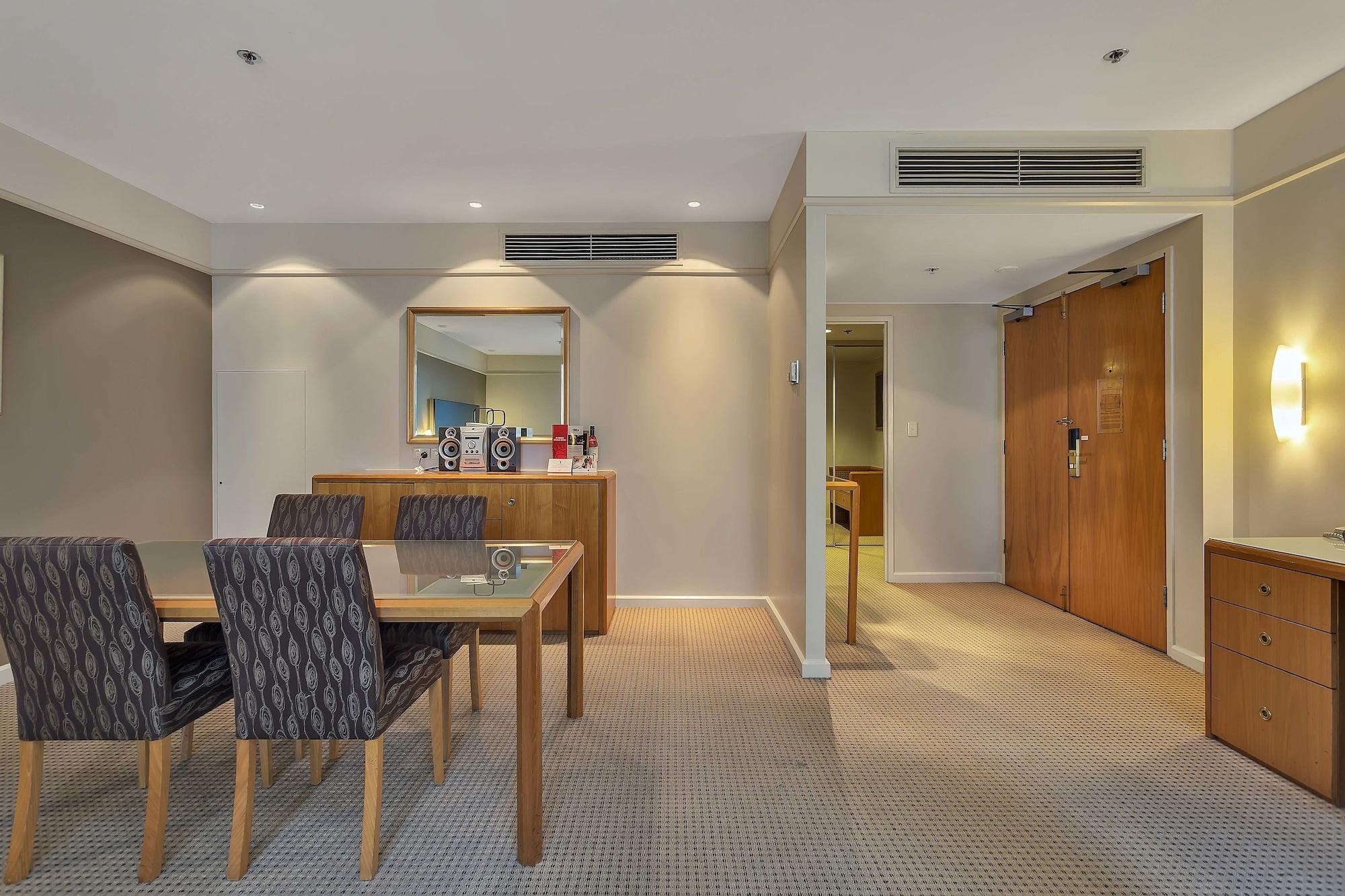 Stamford Plaza Adelaide Hotel Luaran gambar A suite at the hotel