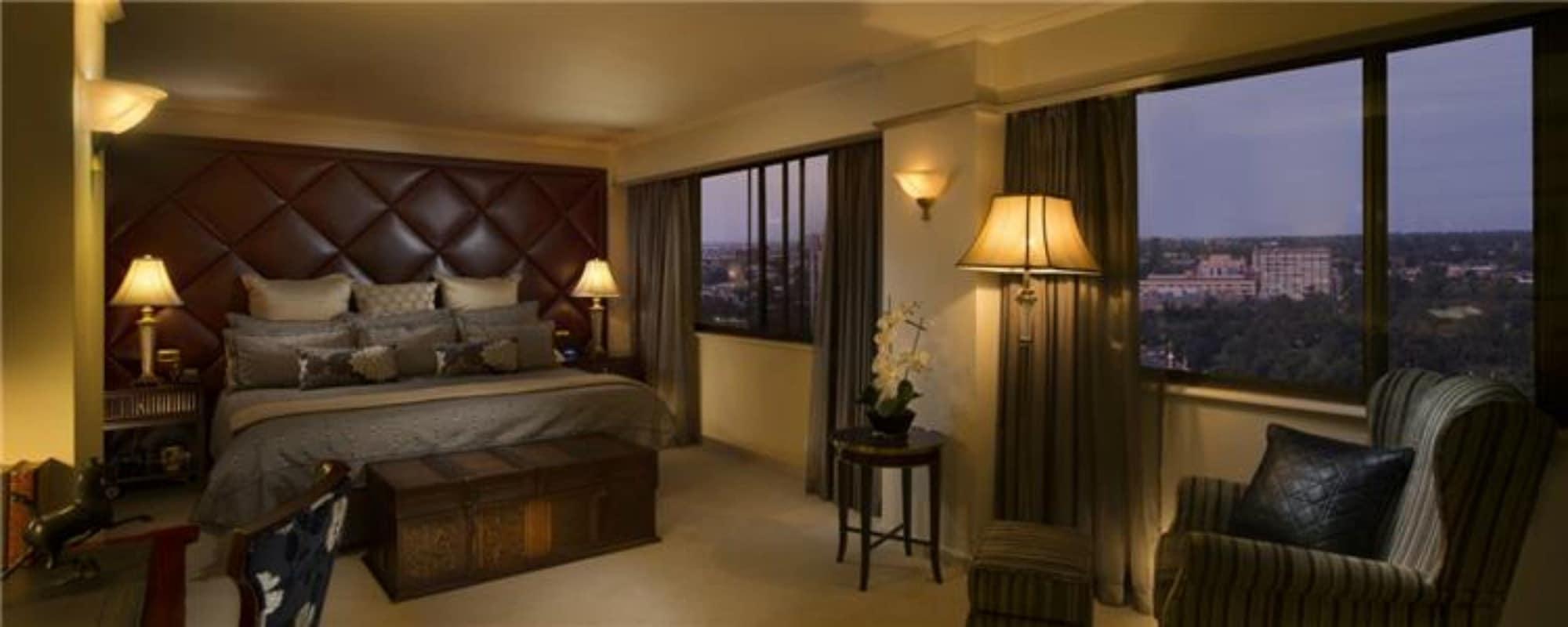 Stamford Plaza Adelaide Hotel Luaran gambar A bedroom at the Ritz-Carlton