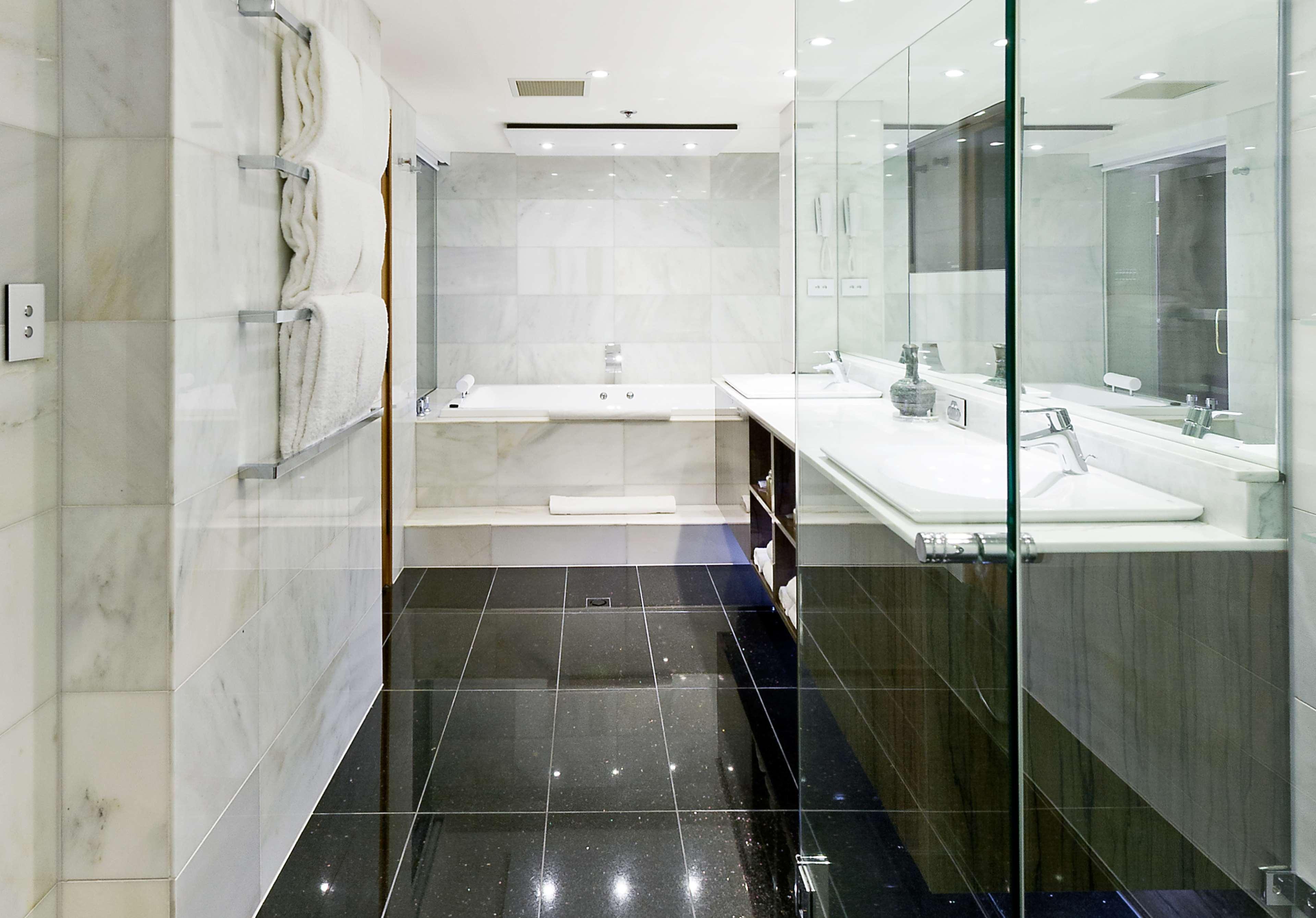 Stamford Plaza Adelaide Hotel Luaran gambar A modern bathroom