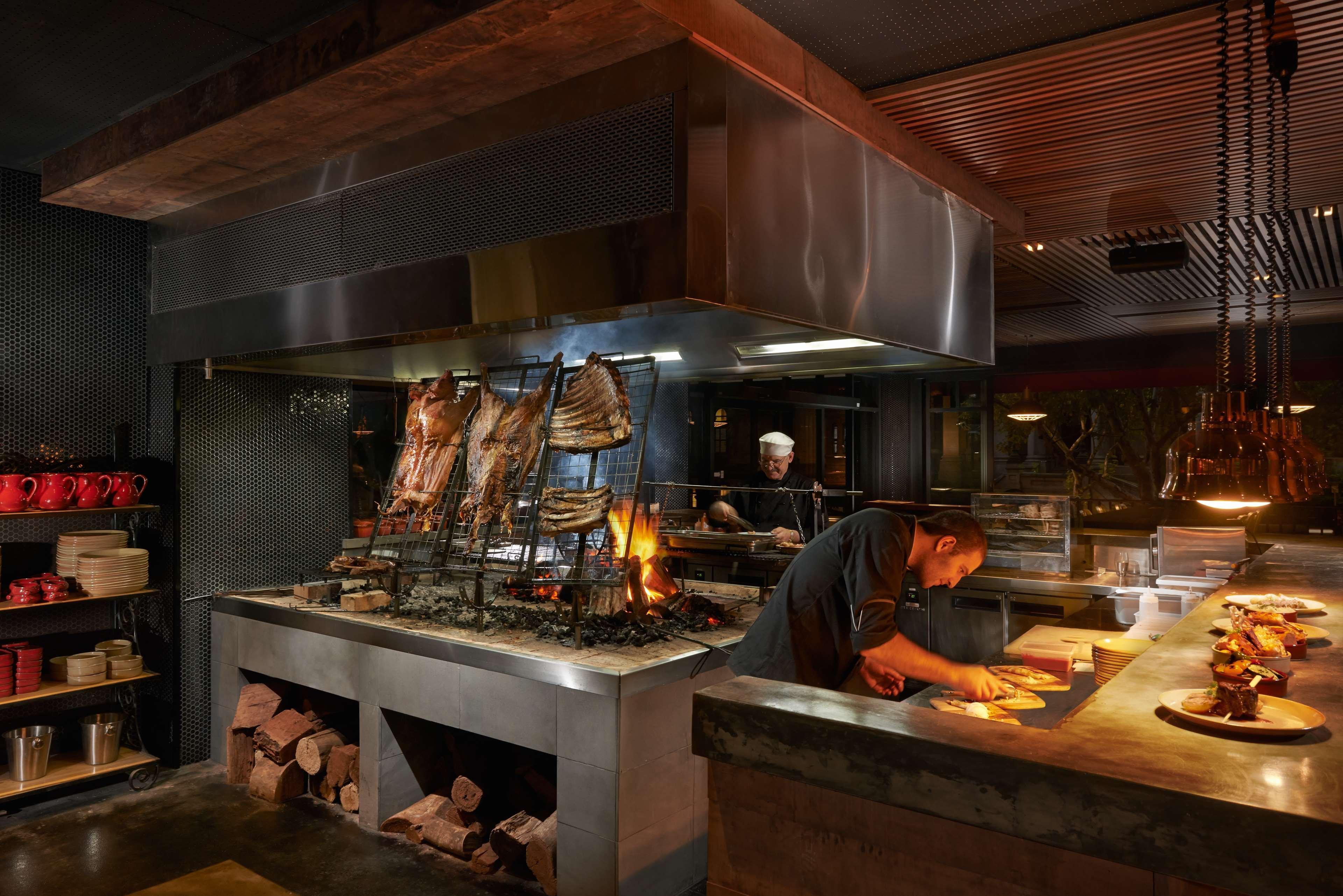 Stamford Plaza Adelaide Hotel Luaran gambar The kitchen at the restaurant