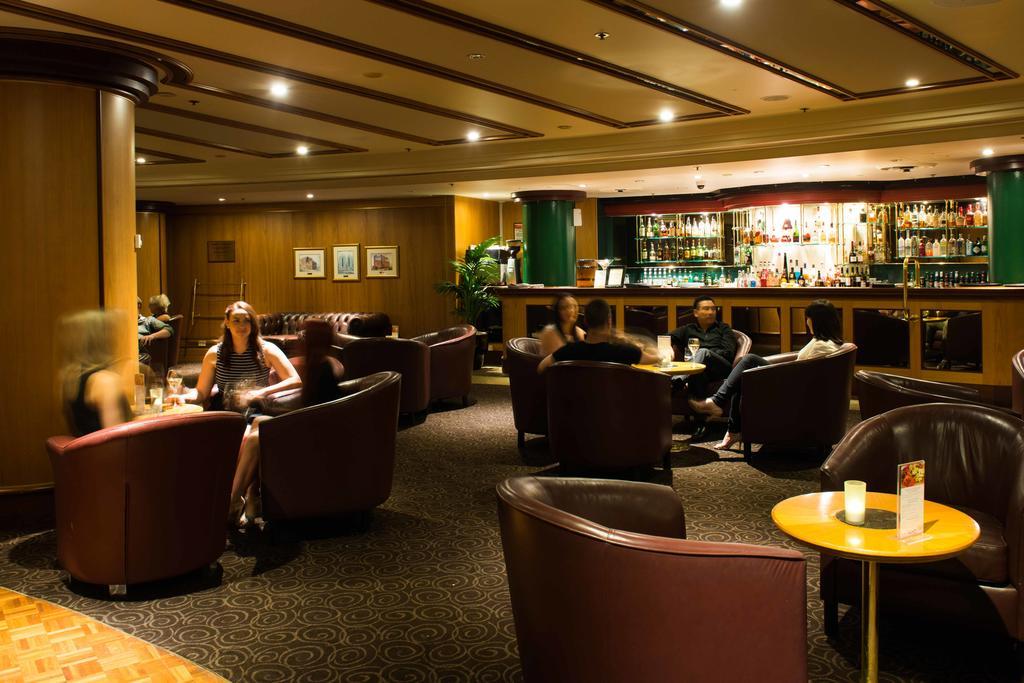 Stamford Plaza Adelaide Hotel Luaran gambar The bar at the hotel